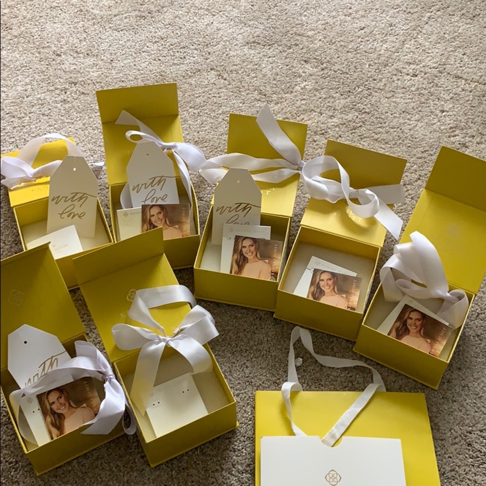 Kendra Scott boxes, bows,